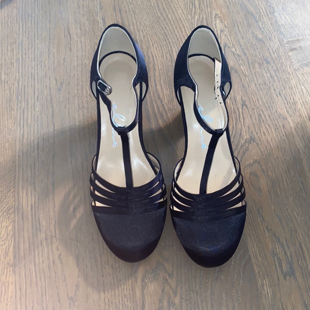 Black pumps